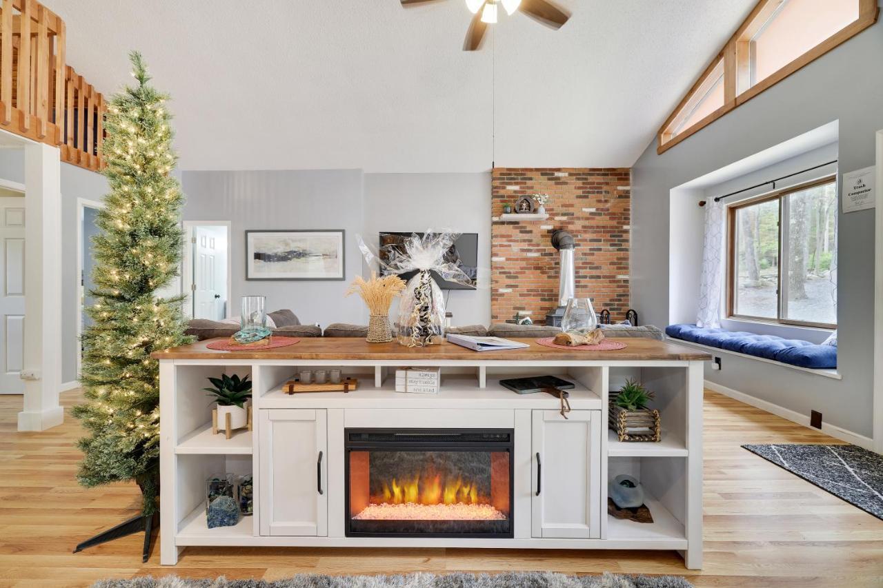Premier Cozy Cabin - Free Amenities & Comm Indoor Pools Bushkill Luaran gambar